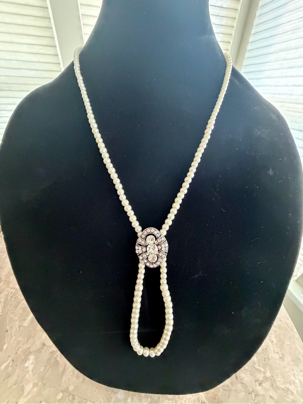 Elegant Pearl Loop Necklace with Crystal Accents